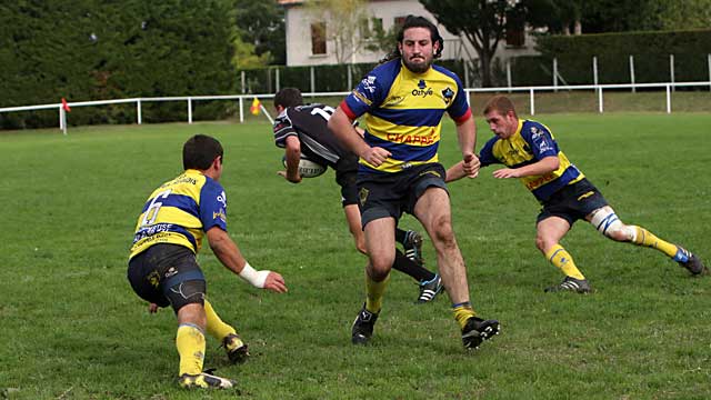 Les Jaune et Bleu mis au tapis par 2 interceptions de l'ailier du Lardin.| © Jean‐Paul Epinette ‐ iCimedia|Jean-Paul Epinette Les Jaune et Bleu mis au tapis par 2 interceptions de l'ailier du Lardin.| © Jean‐Paul Epinette ‐ iCimedia|Jean-Paul Epinette