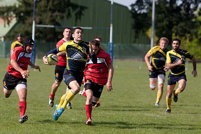 Interception de Benjamin Mauvrit. Fornsier est là pour aller marquer. Interception de Benjamin Mauvrit. Fornsier est là pour aller marquer.