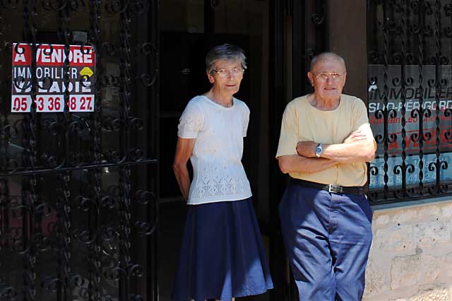 Annie et Gilbert Beauvié, devant la vitrine du magasin : « on s’est démené pendant 40 ans et maintenant c’est une épine dans le pied ».|Photo © Pierre-Antony Epinette ‐ icimedia@free.fr Annie et Gilbert Beauvié, devant la vitrine du magasin : « on s’est démené pendant 40 ans et maintenant c’est une épine dans le pied ».|Photo © Pierre-Antony Epinette ‐ icimedia@free.fr