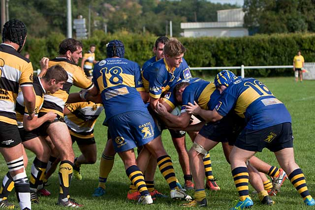 Les Jaune et Bleu ont sut aussi porter le jeu devant. - Photo © jean-Paul Epinette - icimedia@free.fr Les Jaune et Bleu ont sut aussi porter le jeu devant. - Photo © jean-Paul Epinette - icimedia@free.fr