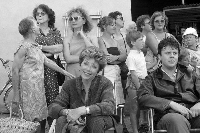 Au cinéma, entre deux prises, on attend beaucoup. Mais Marthe Mercadier était assurée d'avoir de la compagnie... - | Photo © Jean-Paul Epinette Au cinéma, entre deux prises, on attend beaucoup. Mais Marthe Mercadier était assurée d'avoir de la compagnie... - | Photo © Jean-Paul Epinette