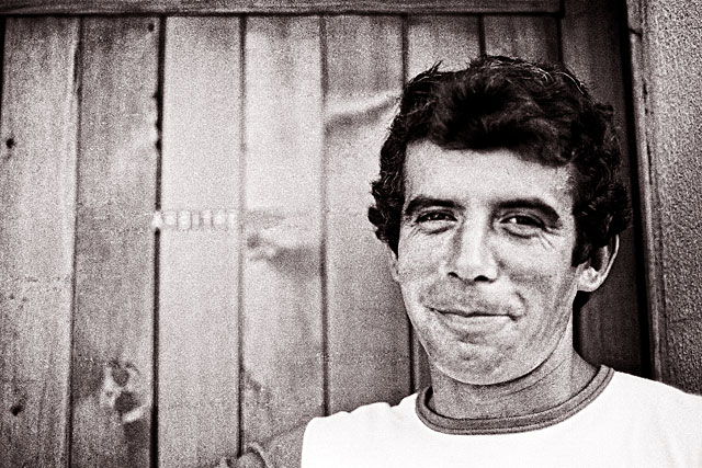 Maurice Benoît, au stade , devant la porte du vestiare de l'arbitre, au milieu des années 80. || Photo © Jean-Paul Epinette Maurice Benoît, au stade , devant la porte du vestiare de l'arbitre, au milieu des années 80. || Photo © Jean-Paul Epinette