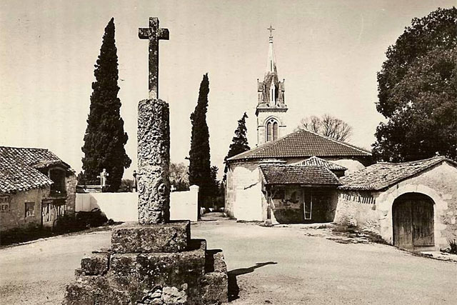 À la fondation de la bastide, l’église de Villeréal était une annexe de Saint-Étienne de Lézennes. Sur la place du village, cette remarquable colonne est l’un des rares témoins de l’histoire gallo-romaine du Villeréalais.|Photo © Jean-Paul Épinette / Mémoire de Villeréal À la fondation de la bastide, l’église de Villeréal était une annexe de Saint-Étienne de Lézennes. Sur la place du village, cette remarquable colonne est l’un des rares témoins de l’histoire gallo-romaine du Villeréalais.|Photo © Jean-Paul Épinette / Mémoire de Villeréal