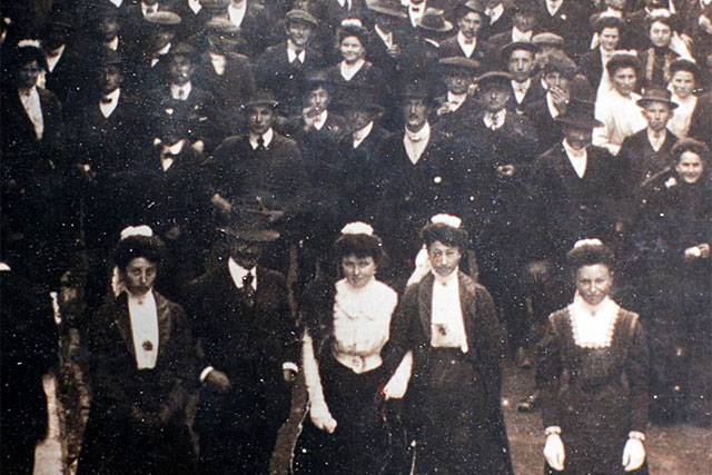 La rue Saint-Michel noire de monde un jour de marché en 1909. - | Mémoire de Villeréal, Droits réservés