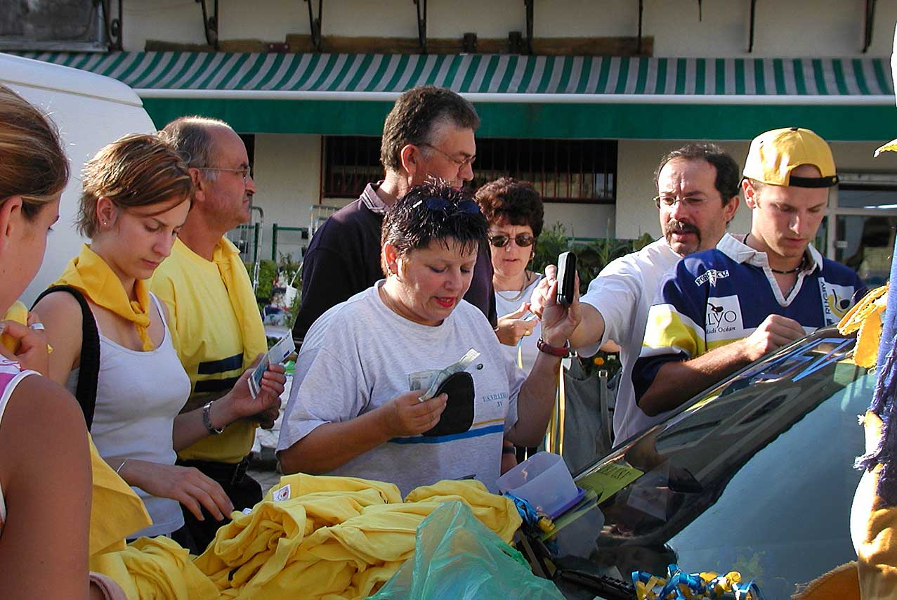 À chacune des finales, les caravanes de supporters ont fait vibrer les couleurs Jaune et Bleu ! - | Mémoire de Villeréal © Jean-Paul Épinette. À chacune des finales, les caravanes de supporters ont fait vibrer les couleurs Jaune et Bleu ! - | Mémoire de Villeréal © Jean-Paul Épinette.