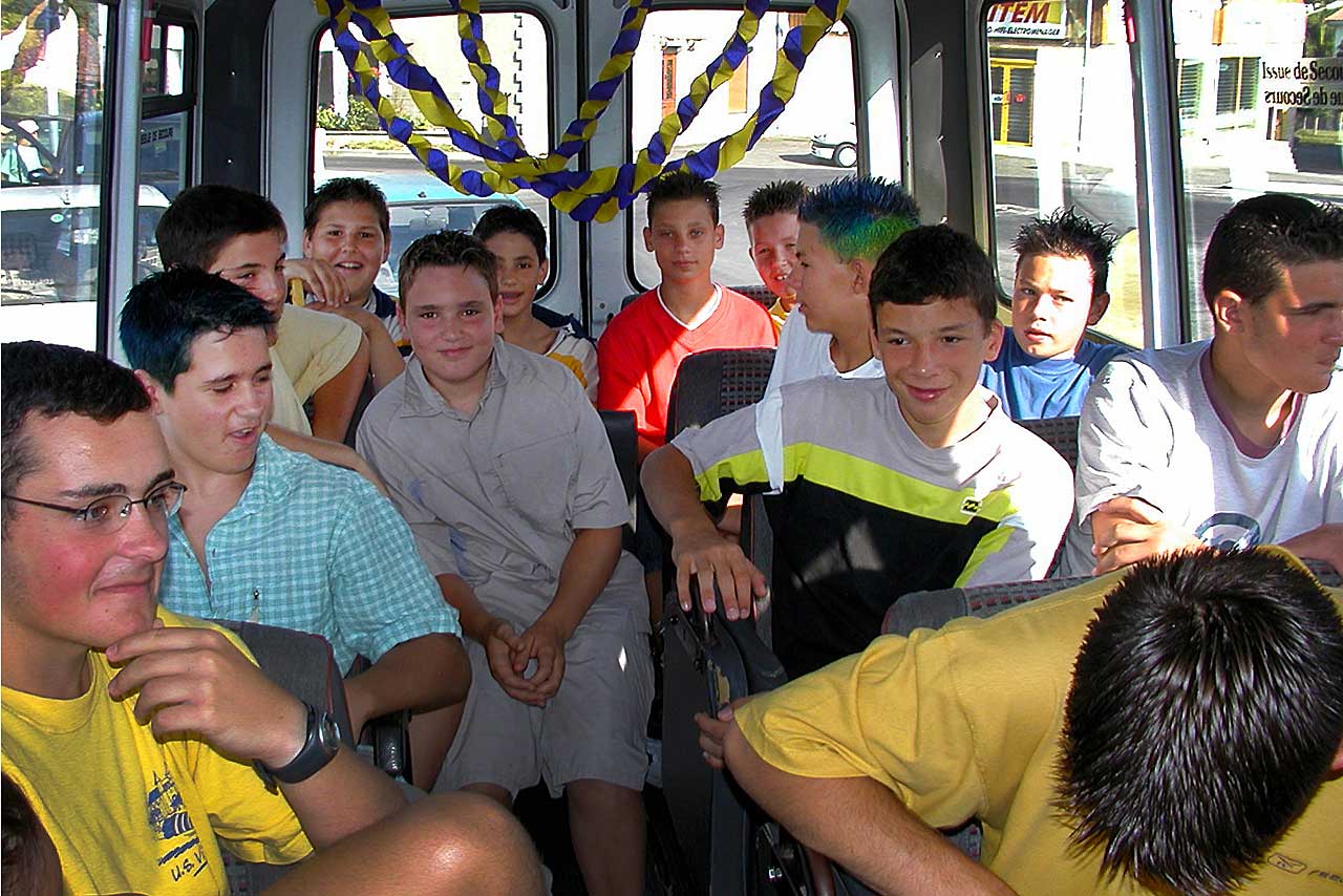 Dans le minibus, les jeunes pousses de l'USV n'auraient pas cédé leur place... - | Mémoire de Villeréal © Jean-Paul Épinette. Dans le minibus, les jeunes pousses de l'USV n'auraient pas cédé leur place... - | Mémoire de Villeréal © Jean-Paul Épinette.