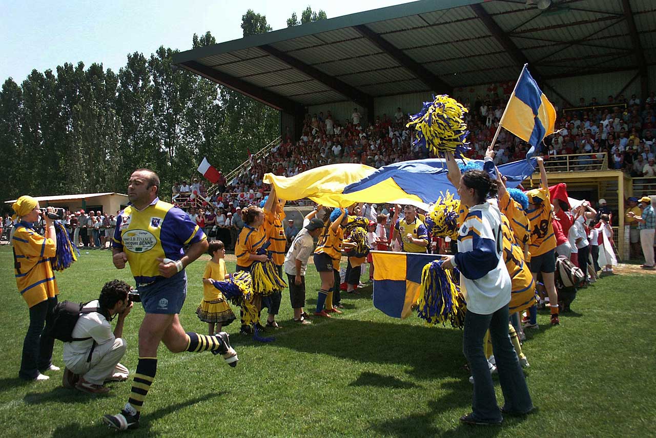 Les Jaune et Bleu sont dans la dernière ligne droite, sous les vivats des pom-pom girls. - | Mémoire de Villeréal © Jean-Paul Épinette. Les Jaune et Bleu sont dans la dernière ligne droite, sous les vivats des pom-pom girls. - | Mémoire de Villeréal © Jean-Paul Épinette.
