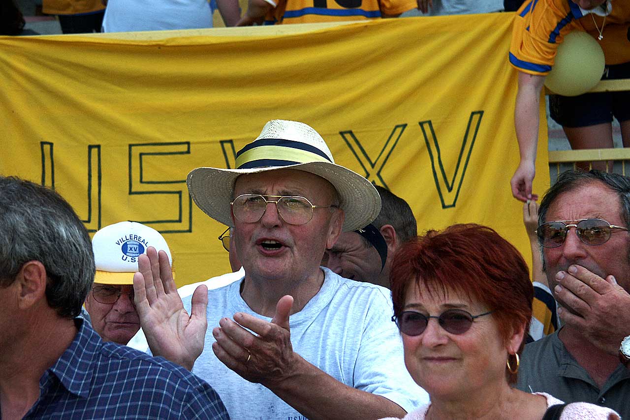 Désormais, les Jaune et Bleu rallient des supporters de tout le territoire. Et, pour rien au monde, Gigi n'aurait manqué ça !... - | Mémoire de Villeréal © Jean-Paul Épinette. Désormais, les Jaune et Bleu rallient des supporters de tout le territoire. Et, pour rien au monde, Gigi n'aurait manqué ça !... - | Mémoire de Villeréal © Jean-Paul Épinette.