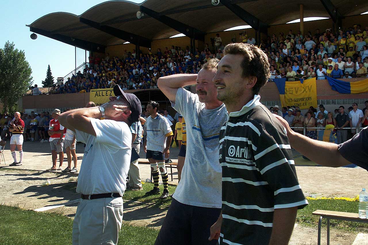 Dernières secondes, Bédarieux manque le coup de pied de l'égalisation ! C'est in-croy-able ! Villeréal est Champion de France !!! - | Mémoire de Villeréal © Jean-Paul Épinette. Dernières secondes, Bédarieux manque le coup de pied de l'égalisation ! C'est in-croy-able ! Villeréal est Champion de France !!! - | Mémoire de Villeréal © Jean-Paul Épinette.