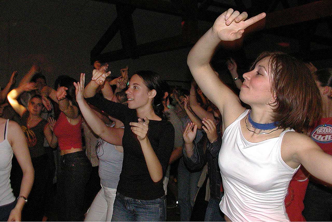 Jouer, aimer, chanter, boire et danser... la fête fut totale et dura jusqu'au lendemain matin... - | Mémoire de Villeréal © Jean-Paul Épinette. Jouer, aimer, chanter, boire et danser... la fête fut totale et dura jusqu'au lendemain matin... - | Mémoire de Villeréal © Jean-Paul Épinette.